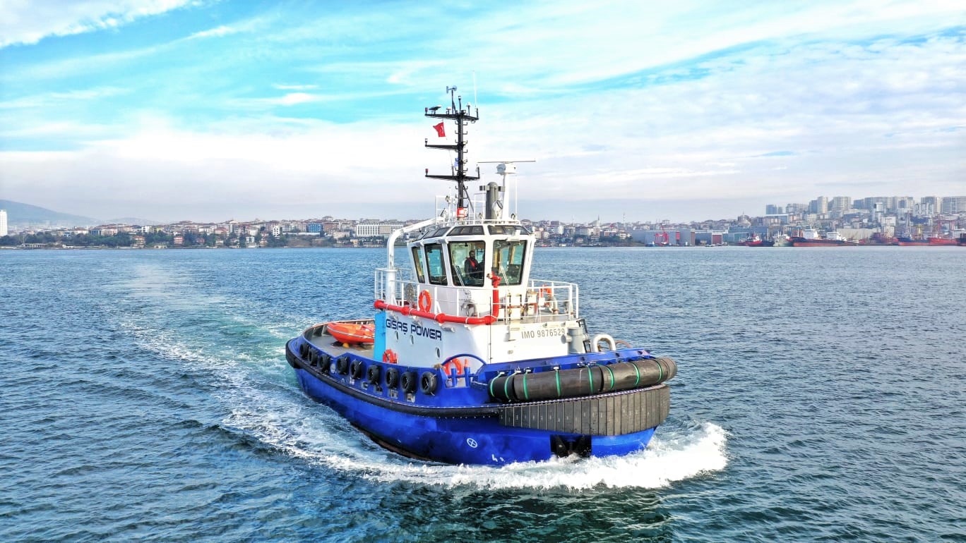 Battery systems for electric and hybrid tugboats and workboats